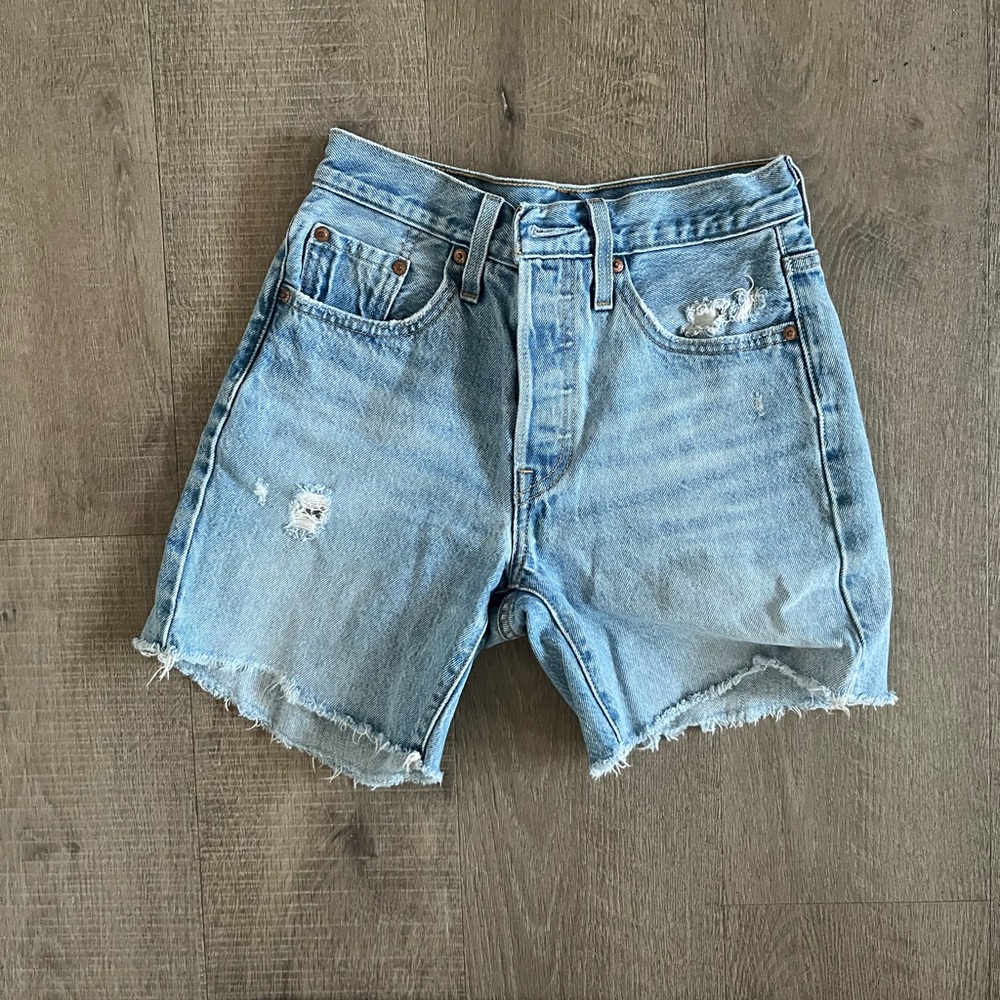Levi’s 501 mid thigh Denim Women Shorts